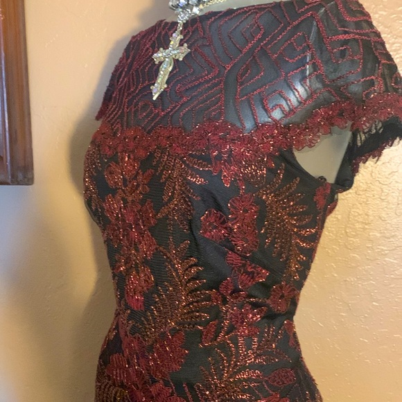Tadashi Shoji Deep Burgandy  & Black Lace Magnificent Gown.  Sz 8 - Picture 7 of 13